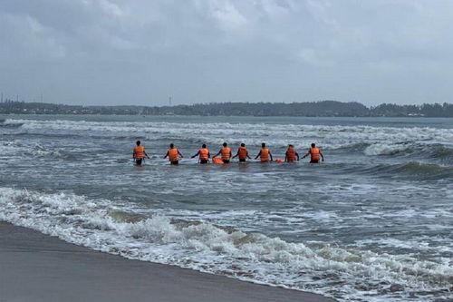 Vụ bảo vệ lao ra biển cứu học sinh bị đuối nước rồi mất tích: Đã tìm thấy 2 thi thể