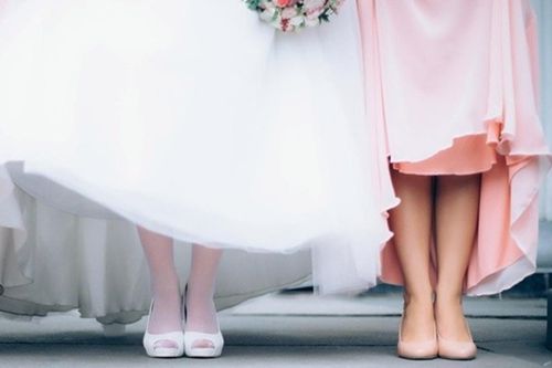 Phù dâu có hành động bất ngờ với chú rể trong đám cưới khiến cô dâu chết lặng