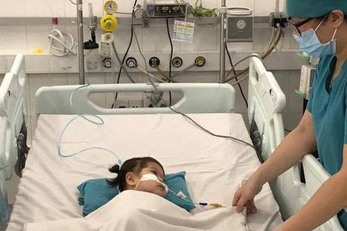 Bé gái nguy kịch do uống nhầm dầu thắp đèn