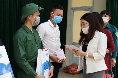 Hội LHPN huyện Triệu Sơn tặng sổ tiết kiệm cho thanh niên trúng tuyển nghĩa vụ Quân sự năm 2021