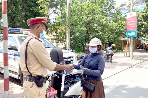 Bảo đảm an toàn giao thông và phòng, chống dịch