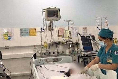 Chạy Ecmo xuyên Tết cứu bệnh nhi nguy kịch vì hít nhầm dầu lửa