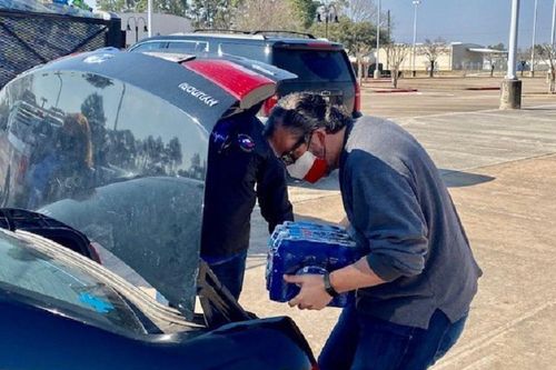 Đăng ảnh đi phát hàng cứu trợ, Thượng nghị sỹ Texas lại bị chỉ trích dữ dội