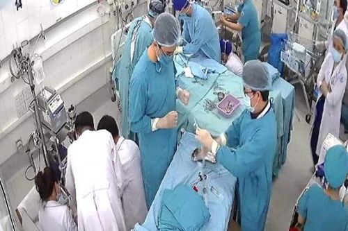 Cứu sống bé gái 15 tháng tuổi nguy kịch do uống nhầm dầu thắp đèn