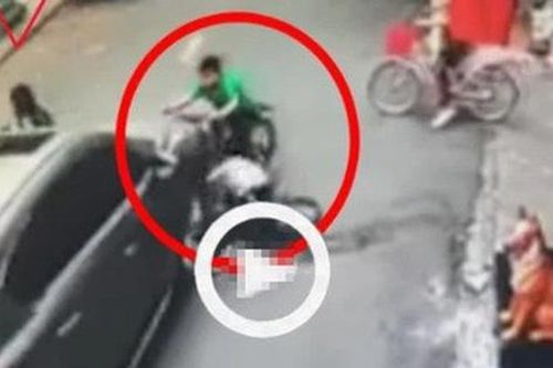 Ô tô mất lái tông kinh hoàng vào 3 đứa trẻ đi xe đạp, khung cảnh hỗn loạn tại hiện trường gây ám ảnh