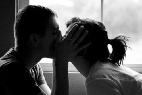 Trong lúc thân mật với bạn trai, cô gái bất ngờ bị đột quỵ, chân chuyển màu đen vì căn bệnh không ngờ