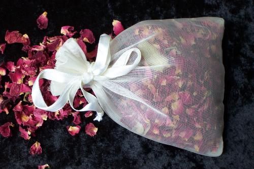 Cách làm hoa khô, nước hoa hồng, muối tắm