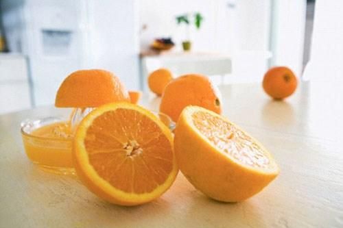 Ai không nên uống nước cam?