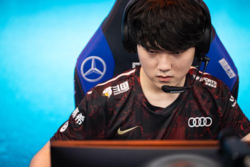 JackeyLove tỏa sáng giúp TES đánh bại LNG Esports