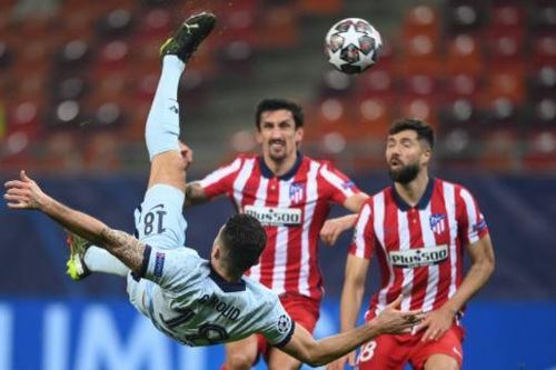 Giroud tung người móc bóng hạ Atletico Madrid