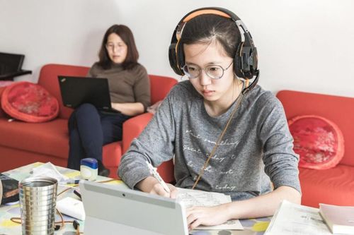 Học sinh cuối cấp lo lắng về các kỳ thi khi phải học online
