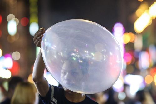 Cô gái tổn thương não sau khi hít bóng cười