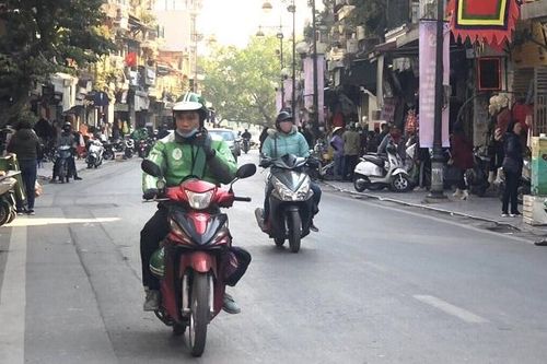 Xe ôm công nghệ chật vật mưu sinh
