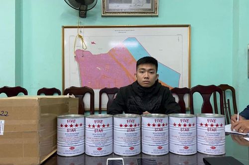 Bắt đối tượng vận chuyển thùng carton chứa ma túy qua đường chuyển phát nhanh