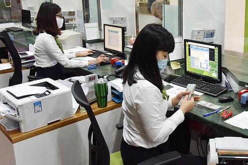 Lãi suất tiền gửi tiếp đà giảm