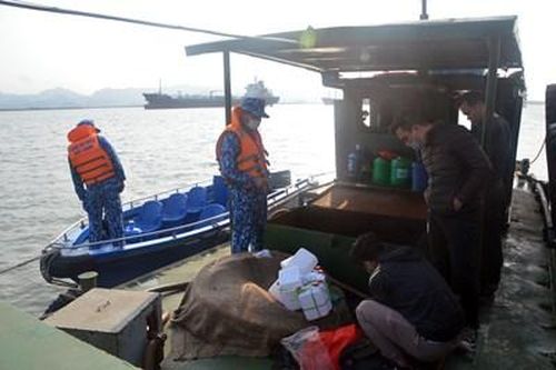 Vùng Cảnh sát biển 1 tạm giữ 20.000 lít dầu DO không rõ nguồn gốc