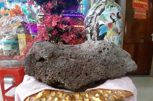 Hòn đá nổi trên mặt nước ở Sóc Trăng kỳ bí, độc lạ điểm nào?