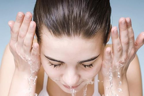 Hướng dẫn cách điều trị mụn ẩn dưới da hiệu quả