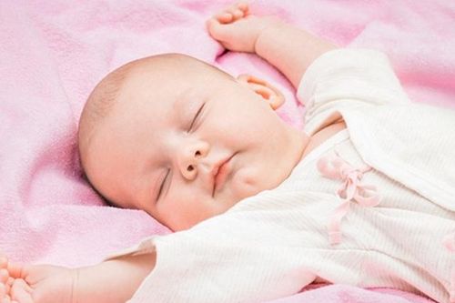 Tại sao các em bé đều giơ tay như đang 'đầu hàng' khi ngủ?