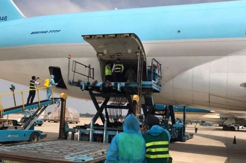 Chuyên gia y tế: Hơn 117.000 lô vắc xin COVID -19 đầu tiên nhập về Việt Nam được đánh giá an toàn