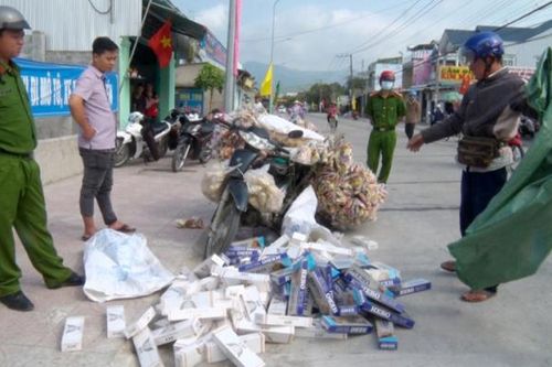 Bắt quả tang người đàn ông vận chuyển 1.500 bao thuốc lá lậu