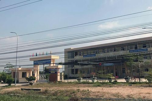 Ba học sinh bị nhóm thanh niên vào trường lôi ra ngoài đánh