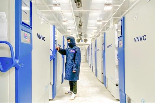 Hơn 100 nghìn liều vắc xin ngừa COVID-19 về tới Tân Sơn Nhất sáng nay