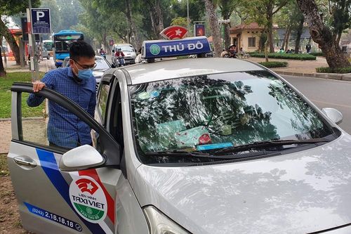 Tài xế taxi 'thấm đòn' COVID-19