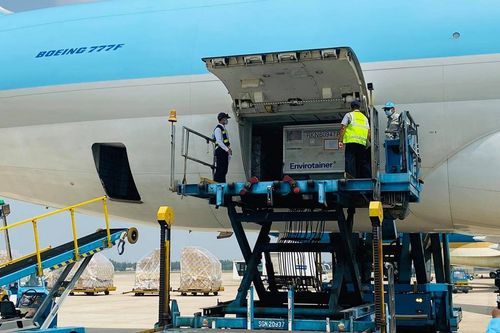 Cận cảnh lô vắc xin ngừa COVID-19 đầu tiên về Việt Nam