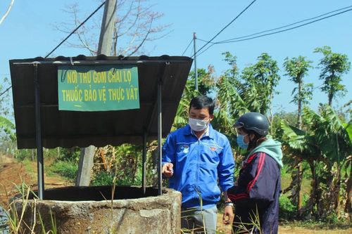 Những người trẻ xóa 'điểm đen' rác thải độc hại