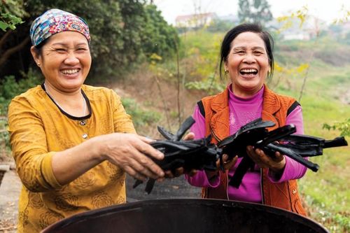 Thí điểm mô hình sản xuất than sinh học tại Câu lạc bộ liên thế hệ tự giúp nhau