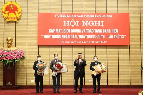 Hai Phó Ban phòng chống COVID-19 Hà Nội nhận danh hiệu Thầy thuốc nhân dân