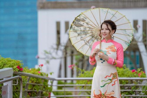 Tina Yuan rạng rỡ áo dài trâu vàng khai xuân Tân Sửu trên đất Singapore