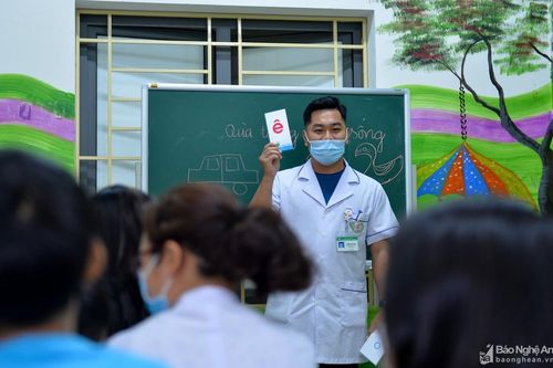Lớp học đặc biệt của những thầy giáo mang blouse trắng