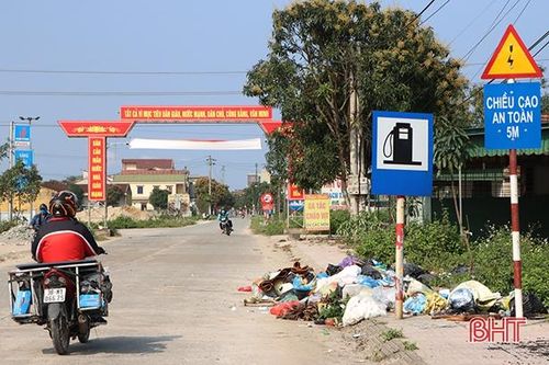 'Vô tư' vứt rác ngay cửa ngõ xã ven đô Hà Tĩnh