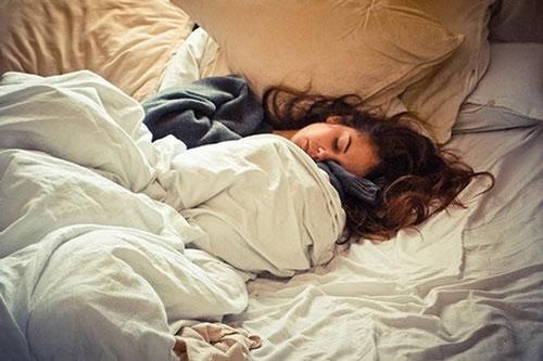 Cứ tưởng đêm tân hôn hì hục đếm phong bì hóa ra cô dâu trẻ choáng váng với 'máy ngáy chạy bằng rượu' hoạt động hết công suất