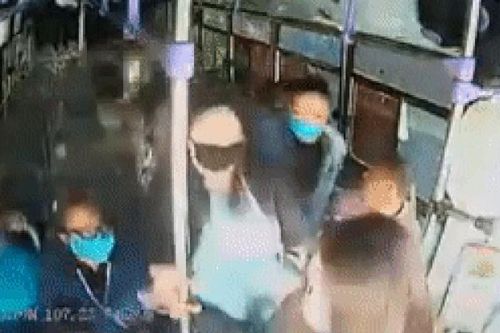 Người phụ nữ bị đâm hơn 30 nhát trên xe bus, phản ứng của đám đông hành khách gây sững sờ