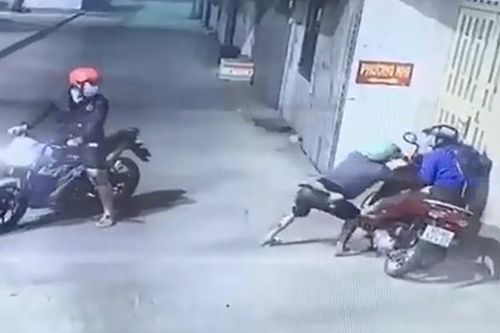 Nhóm cướp táo tợn chặn đầu xe, dùng bình xịt hơi cay tấn công đôi nam nữ để cướp túi xách