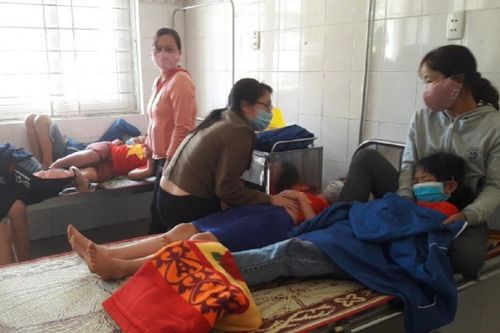 Hàng chục học sinh nhập viện sau buổi ăn trưa, nghi do ngộ độc thực phẩm