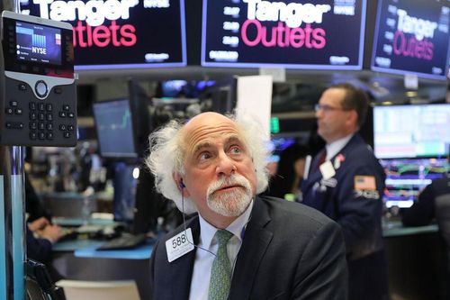 S&P 500 và Dow Jones tăng vào phút chót