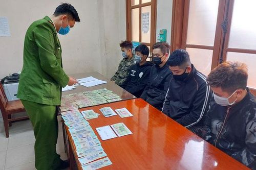 Bắt quả tang nhóm thanh niên đánh 'liêng' tại quán cà phê