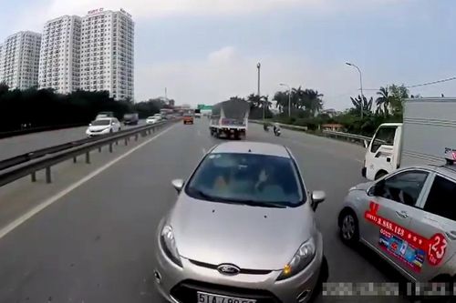 Lao ô tô vào làn ngược chiều, tài xế bấn loạn khi bị chặn đầu