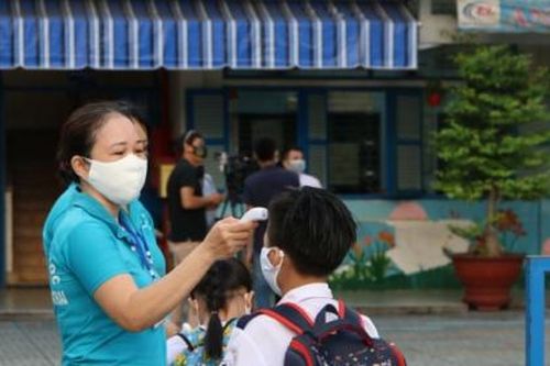 Học sinh, sinh viên ở TP HCM đi học trở lại từ 1/3