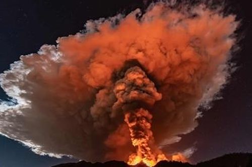 Núi lửa Etna phun trào đài dung nham 1.500 mét