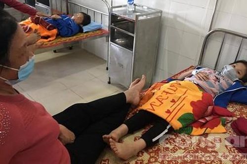 Hàng chục học sinh tiểu học ngộ độc sau bữa ăn trưa ở trường