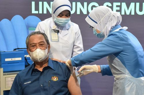 Thủ tướng Malaysia tiêm vaccine COVID-19
