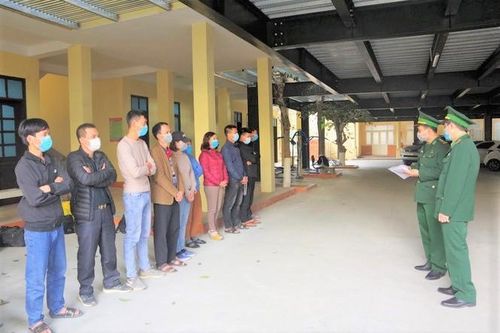 Bắt 1 người Lào đưa 9 người Việt Nam xuất cảnh trái phép