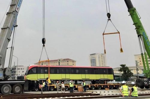 Đoàn tàu thứ 3 tuyến metro Nhổn - ga Hà Nội được đặt lên đường ray