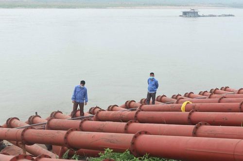 Tập trung lấy nước phục vụ sản xuất vụ xuân