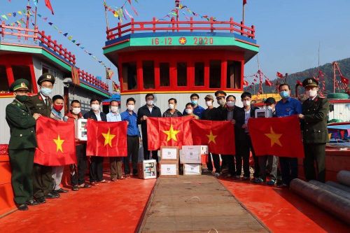 Tháng Thanh niên 2021: Nghệ An tổ chức trồng cây, tặng cờ Tổ quốc cho ngư dân ra khơi bám biển
